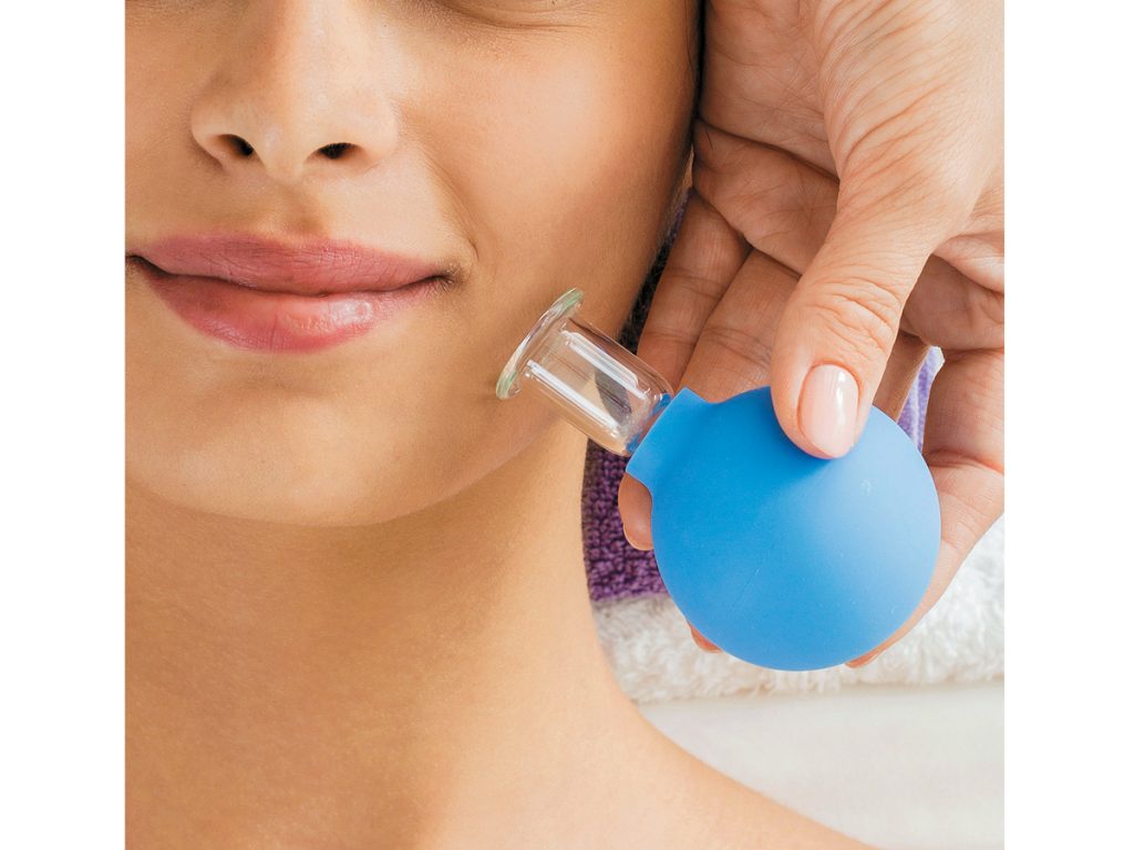 Kosmetisk cupping massage i ansigtet