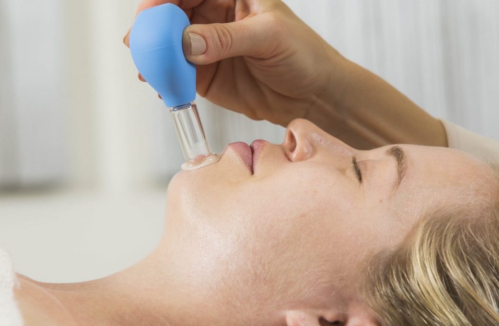 Kosmetisk-Cupping Kosmetisk cupping massage i ansigtet